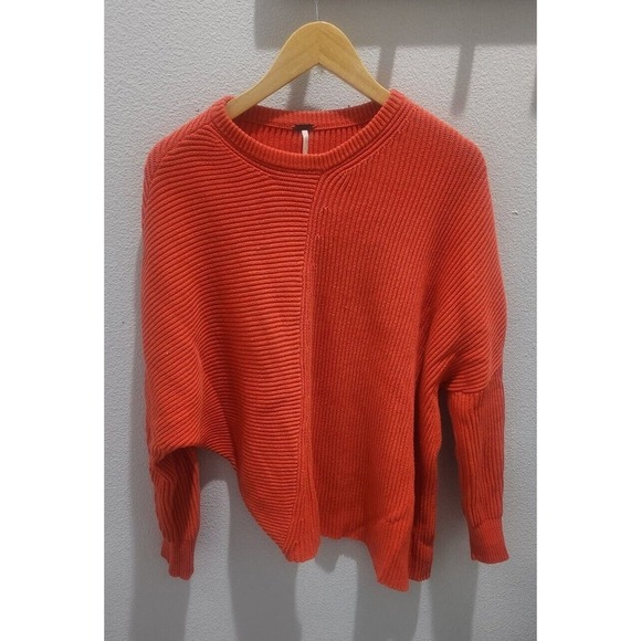 Free People Downtown Pullover Asymmetrical Sweater in Coral Red, Size‎ M - Picture 2 of 9